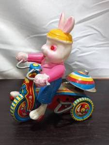 lot 176 image: Vintage Wind Up Tin Suzuki Trike Tricycle With Plastic Easter Bunny
