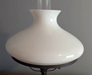 lot 60 image: Vintage Bronze Milk Glass Table Lamp
