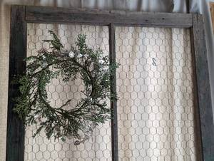 lot 26 image: Vintage Painted Screen Door