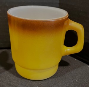 lot 105 image: 11 Vintage Anchor Hocking Fire King Mugs
