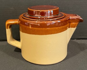 lot 100 image: Vintage Bon Pour Micro-ondes Pottery Tea Service for 6
