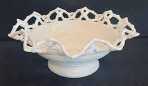 lot 140 image: Variety of Vintage Milk Glass including Westmoreland Doric Milk Glass