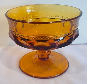 lot 147 image: 5 Vintage Amber Indiana Glass Kings Crown Thumbprint Dessert Dishes