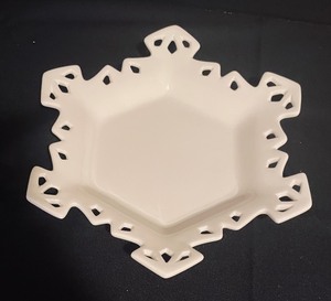 lot 172 image: 4 Pottery Barn Snowflake Plates