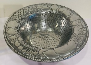 lot 173 image: Six Sensational Serving Bowls