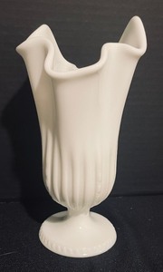 lot 175 image: Vintage Milk Glass Vases and Decorative Items including Fenton