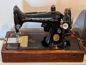 lot 70 image: Antique Singer Sewing Machine