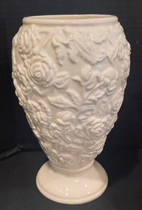 lot 309 image: Lovely White Serving Pieces and Decor