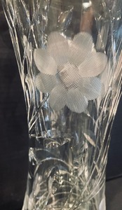 lot 316 image: Beautiful Vintage  Etched Crystal Floral Vase