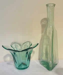 lot 323 image: Green Glass Goodies