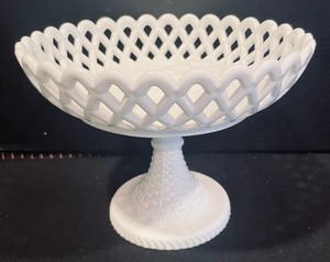lot 320 image: Variety of Vintage Milk Glass