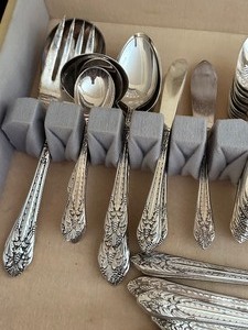 lot 32 image: Set of Beautiful Vintage 1847 Rogers Bros Marquis Flatware