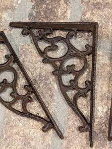 lot 250 image: Cast Iron Shelf Brackets