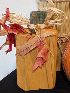 lot 256 image: Fun Fall Decor
