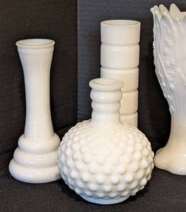 lot 261 image: Variety of Vintage Milk Glass Vases