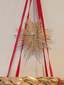 lot 274 image: Vintage Straw Wreaths