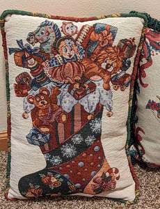 lot 286 image: Christmas Accent Pillows