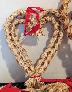 lot 291 image: Assorted Vintage Straw Heart and Circle Wreaths