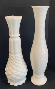 lot 344 image: 8 Decorative Milk Glass Vases