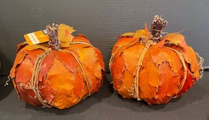 lot 355 image: Pretty Pumpkin Decor