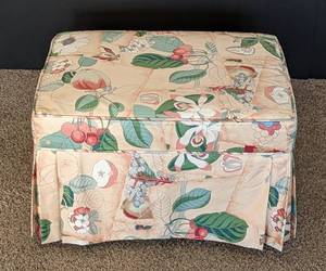 lot 428 image: Pretty Floral Ottoman