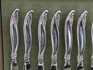 lot 433 image: Rogers Bros Leilani Silver Plated Flatware Set