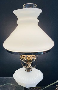 lot 408 image: Vintage Electrified Wall Mount Lamp