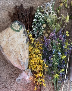 lot 406 image: Fun Faux Florals and Dried Decor
