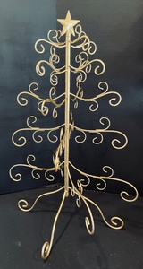 lot 423 image: Christmas Decor Grouping