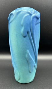 lot 84 image: Van Briggle Vase Signed HVM - Hilde Manuszak Van Briggle Vase