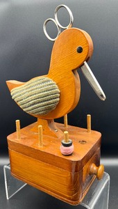 lot 210 image: Sew Perfect  Vintage Sewing Notions