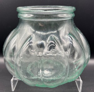 lot 217 image: Pretty in Green  Glass Assortment