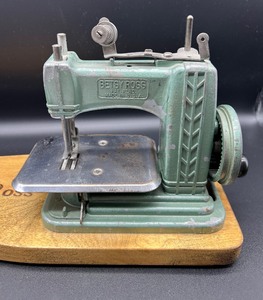 lot 211 image: Vintage Betsy Ross Miniature Childs Toy Sewing Machine