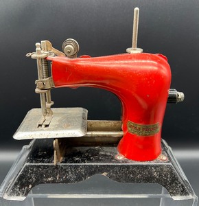 lot 214 image: Quack Its Vintage Sewing Notions