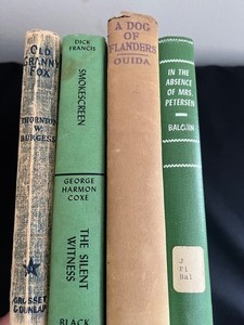 lot 225 image: Read On... Vintage Books