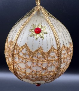 lot 235 image: Vintage Wire and Ribbon Wrapped Ornaments German Austria
