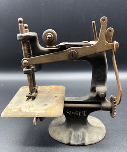 lot 241 image: Vintage Miniature Singer Toy Sewing Machine