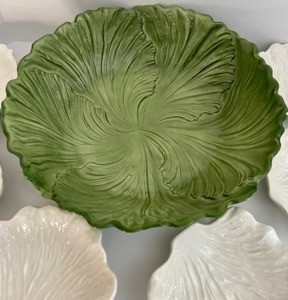 lot 377 image: Maddux of California Lettuce Leaf Ceramic Bowl and White Leaf Salad Plates