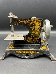 lot 385 image: Vintage Lindstrom Miniature Toy Sewing Machine and Lefton Figurine #5592