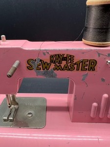 lot 390 image: Vintage Miniature Toy Kay-EE Pink Sewing Machine