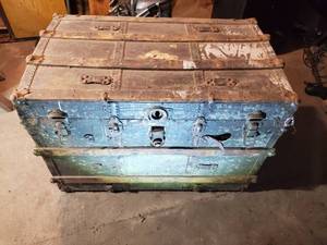 lot 1770 image: Vintage Wooden Trunk