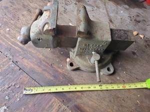 lot 1795 image: Reed Mfg Co No. 204R Bench Vise
