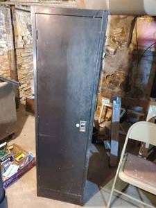 lot 1772 image: 64 Metal Storage Locker Cabinet 1-door