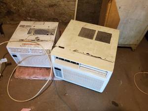 lot 1949 image: Lot of (2) Window Air Conditioner Units