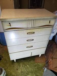 lot 1833 image: Montgomery Ward 43 Silvermist Chest Dresser 5-drawer