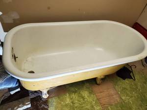 lot 1834 image: Vintage 61 Claw Foot Tub