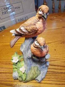 lot 1843 image: Lipco Two Robins on Tree Stump theme Ceramic Table Dcor