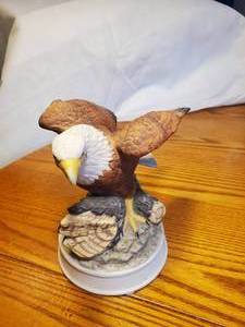 lot 1845 image: Royal Heritage Bald Eagle on Tree Stump theme Americana Birds In Flight Collection Limited Series Ceramic Table Dcor