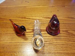 lot 1857 image: Lot of (3) Bird theme Glass Table Dcor