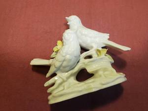 lot 1870 image: Two Birds theme Ceramic Table Dcor